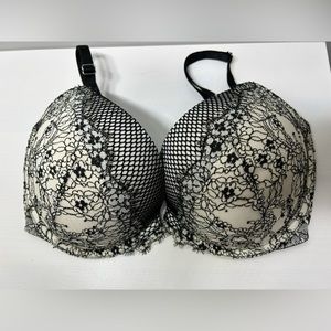 Like New Victoria’s Secret 34DDD Very Sexy lace overlay push-up bra